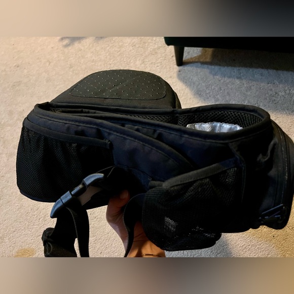 -SOLD- TushBaby baby / toddler hip carrier - Picture 9 of 10